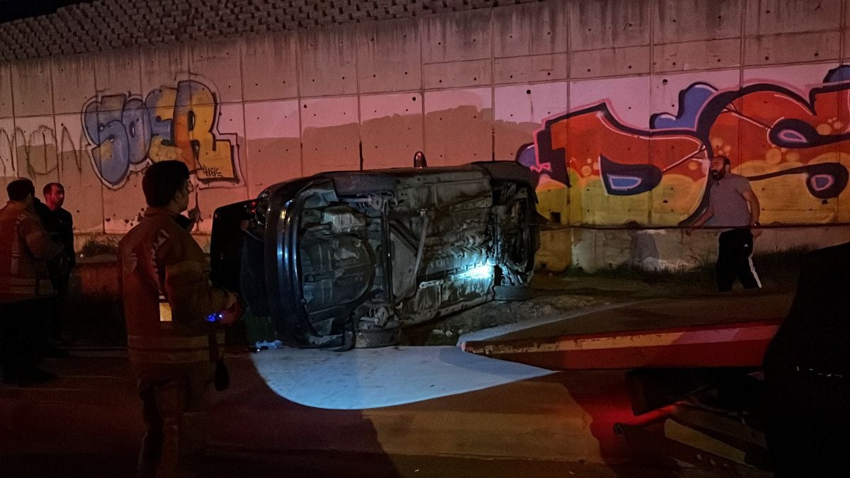Çekmeköy de kaza: El frenini çekmeyi unutunca 10 metreden yanyan yola düştüler #3