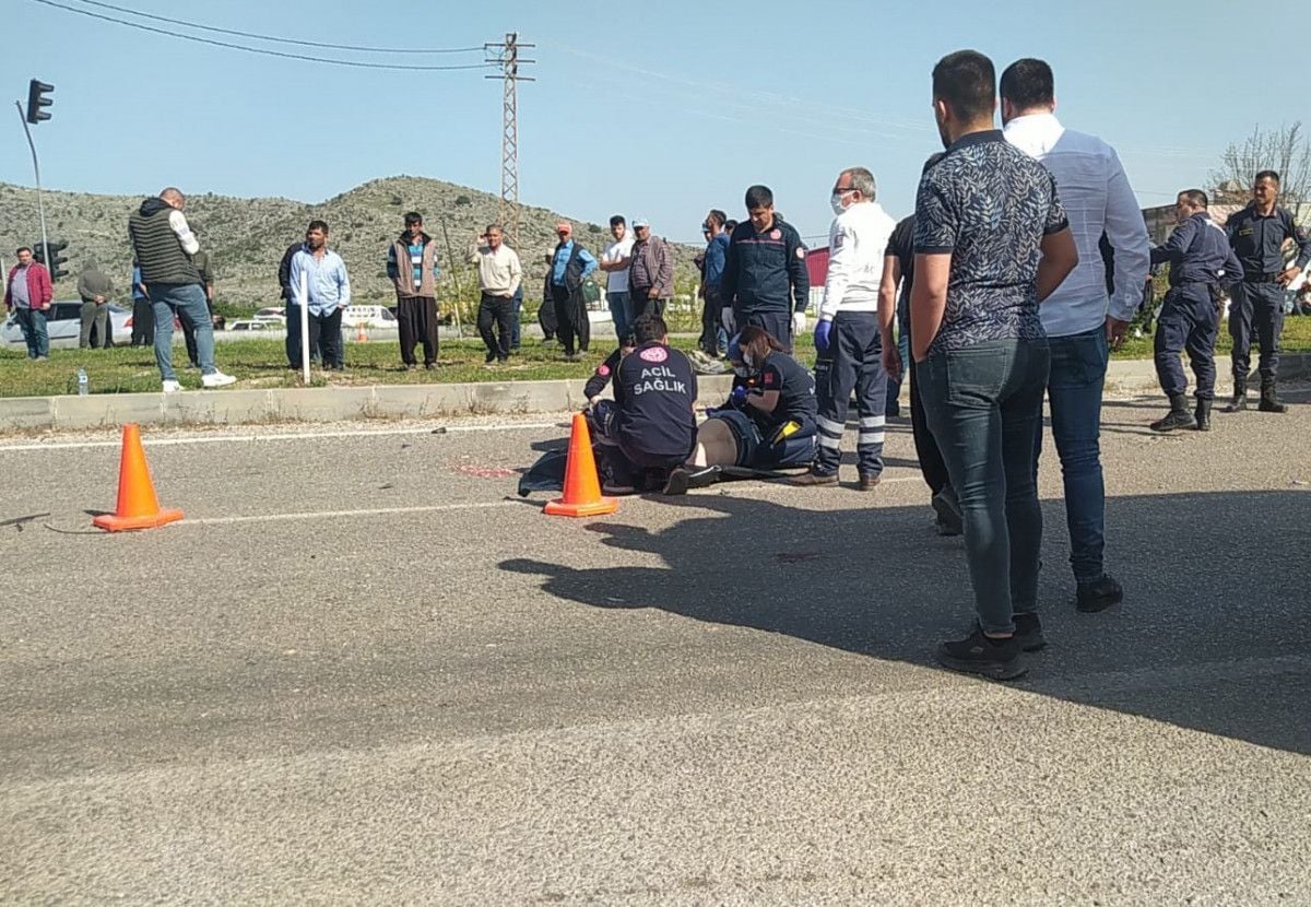 Adana da otomobille çarpışan jandarma minibüsünde 2 asker şehit oldu #1