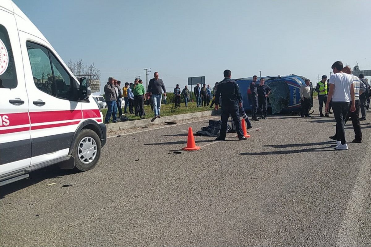 Adana da otomobille çarpışan jandarma minibüsünde 2 asker şehit oldu #3