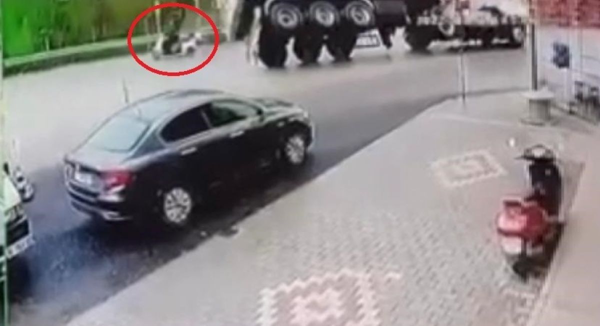 Bursa da tır devrildi; motosiklet sürücüsü faciadan döndü #1