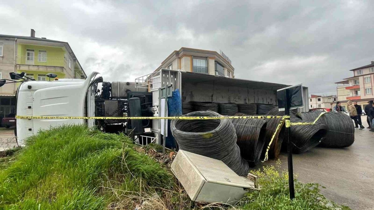 Bursa da tır devrildi; motosiklet sürücüsü faciadan döndü #6