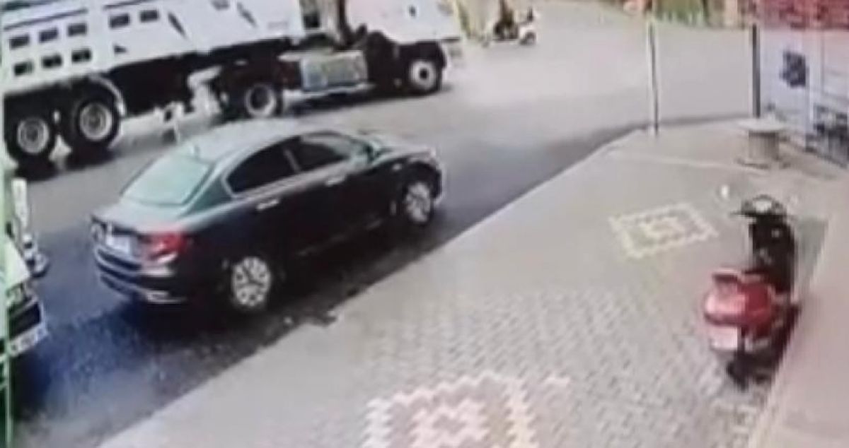 Bursa da tır devrildi; motosiklet sürücüsü faciadan döndü #2