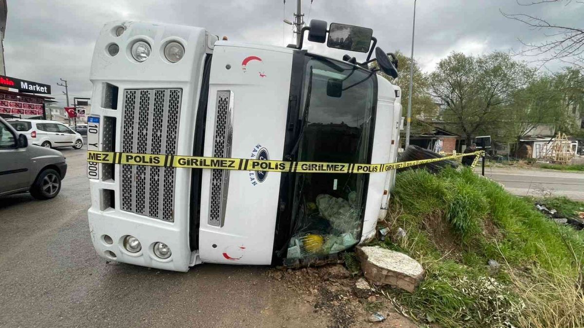 Bursa da tır devrildi; motosiklet sürücüsü faciadan döndü #3