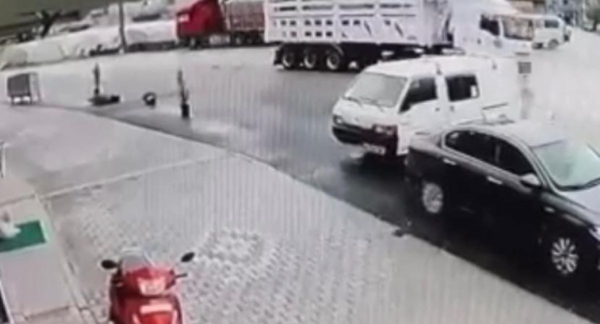 Bursa da tır devrildi; motosiklet sürücüsü faciadan döndü #9