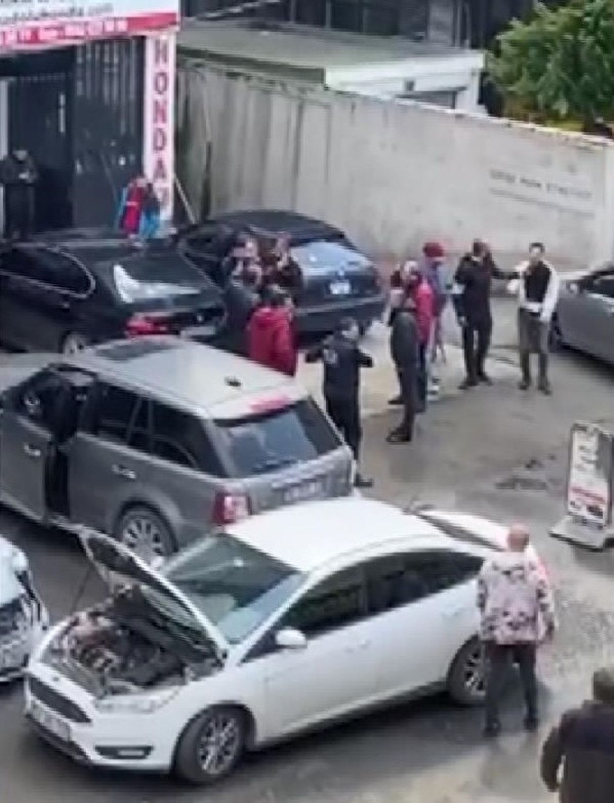 Ataşehir de tamirdeki araçların parçalarını çalan kişiler, yakalandı #2
