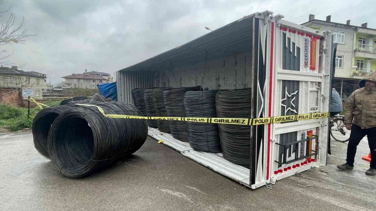 Bursa da tır devrildi; motosiklet sürücüsü faciadan döndü #7