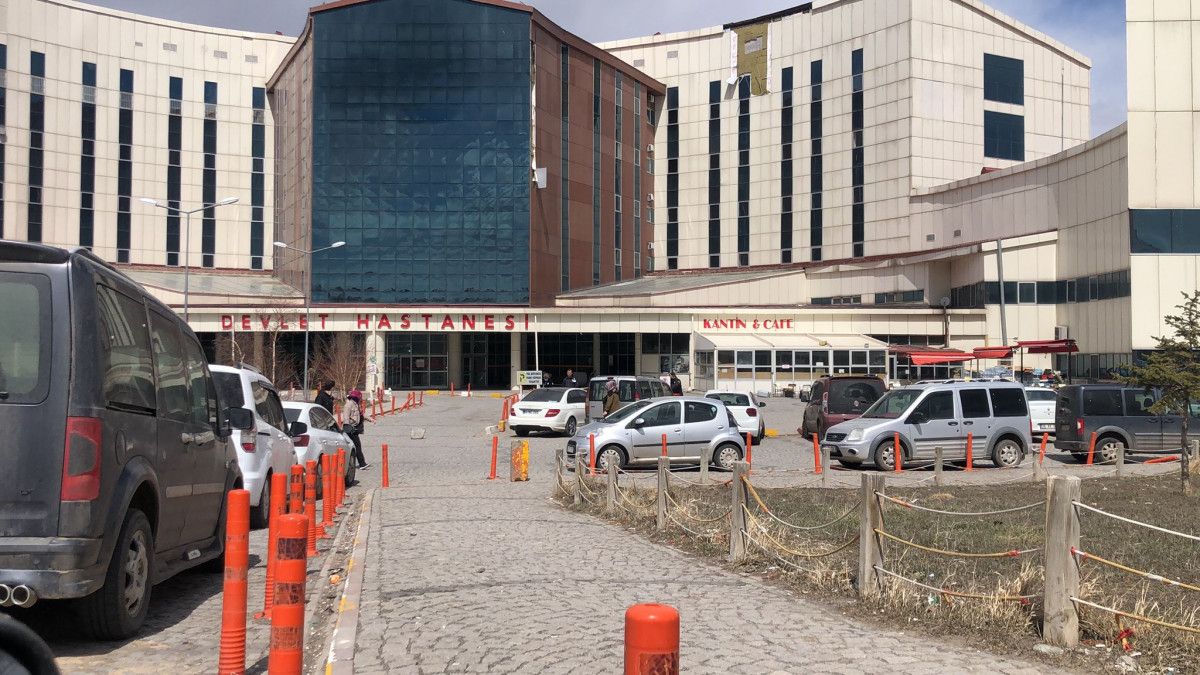 Kars ta hastanenin dış cephesi, fırtınayla birlikte uçtu #1