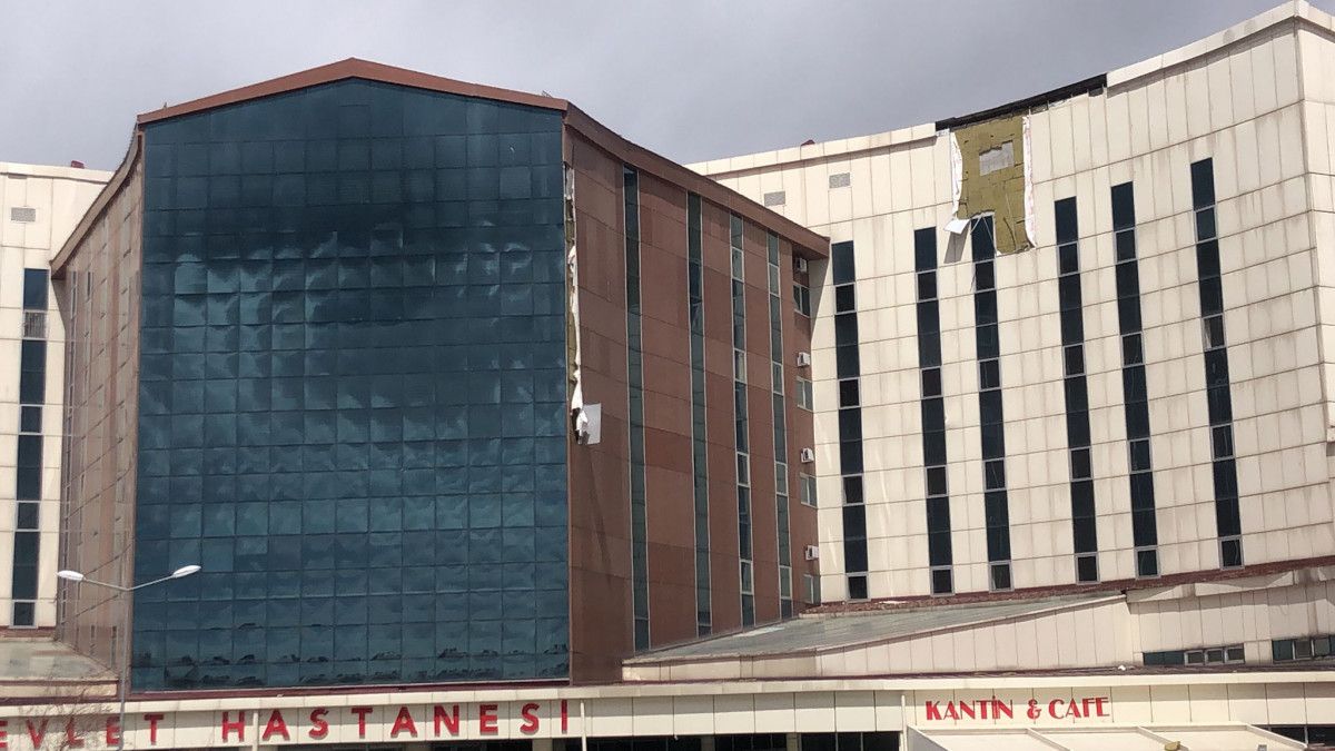 Kars ta hastanenin dış cephesi, fırtınayla birlikte uçtu #2