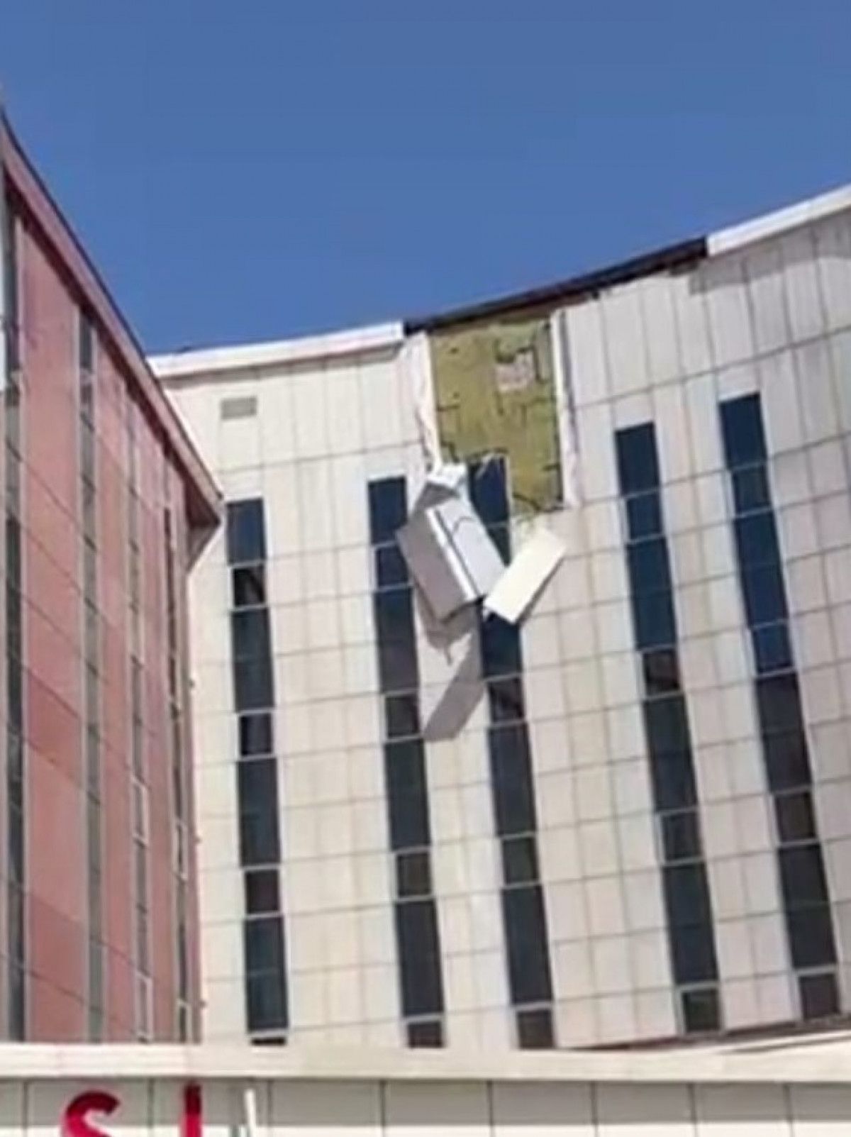 Kars ta hastanenin dış cephesi, fırtınayla birlikte uçtu #4