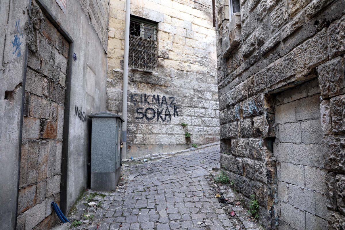 Gaziantep te tarihi taş binanın soyulmaması için briket örüldü #10