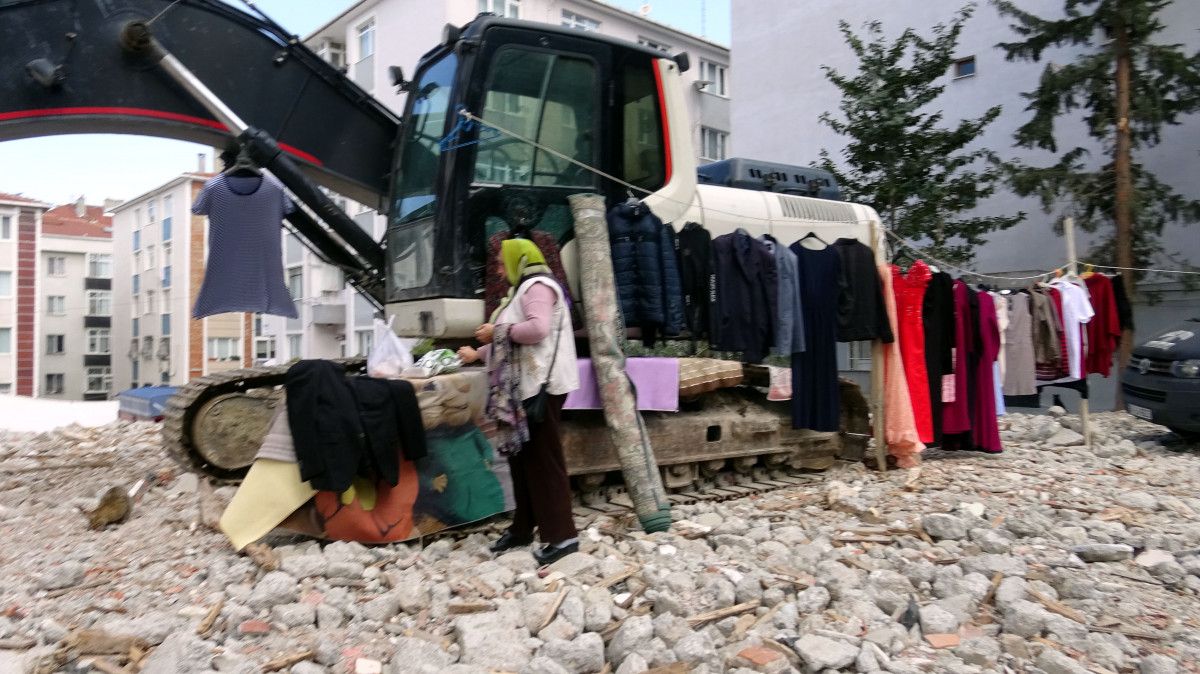 Avcılar da pazarcılar tarafından vitrin olarak kullanılan buldozer #6