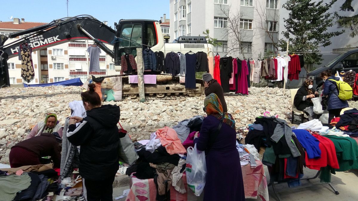 Avcılar da pazarcılar tarafından vitrin olarak kullanılan buldozer #8