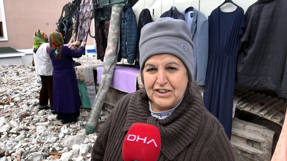 Avcılar da pazarcılar tarafından vitrin olarak kullanılan buldozer #2