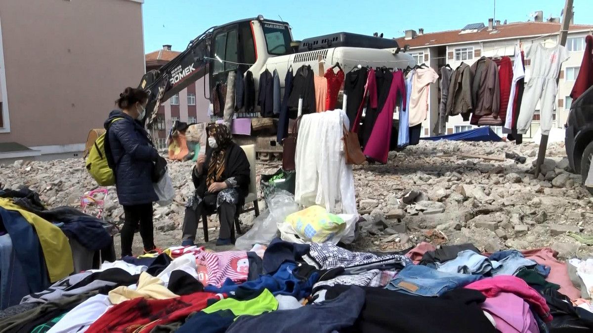 Avcılar da pazarcılar tarafından vitrin olarak kullanılan buldozer #3