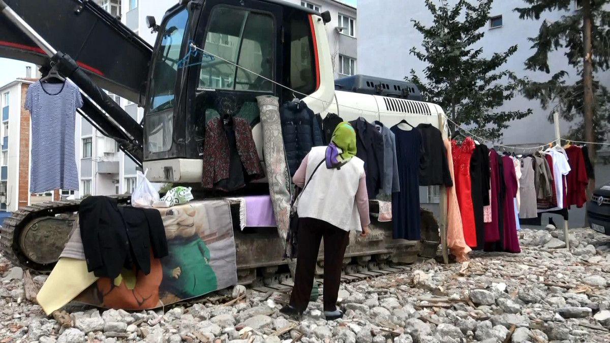 Avcılar da pazarcılar tarafından vitrin olarak kullanılan buldozer #4