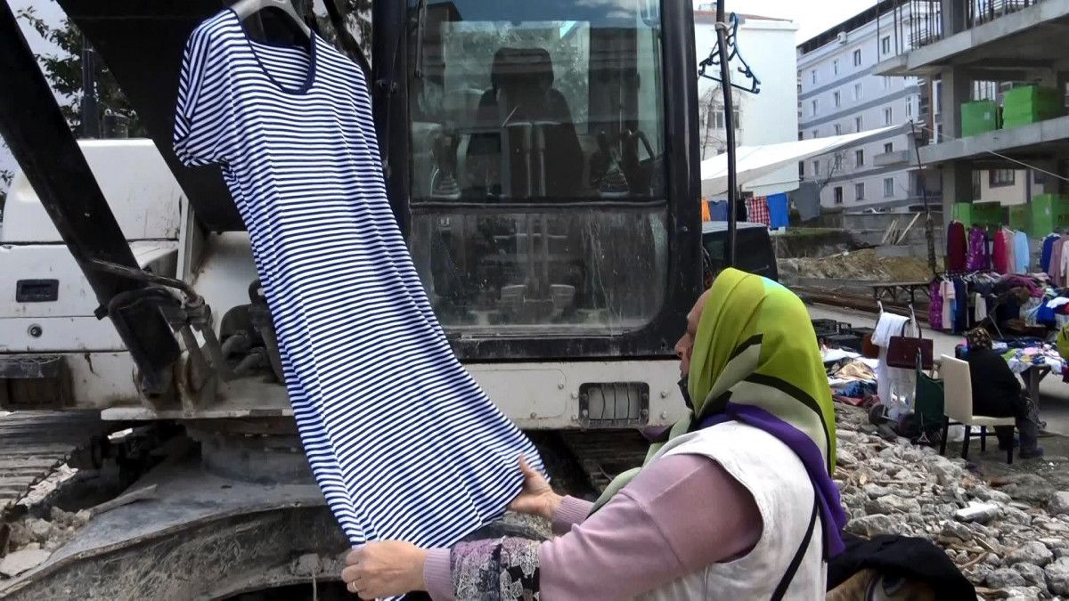 Avcılar da pazarcılar tarafından vitrin olarak kullanılan buldozer #5