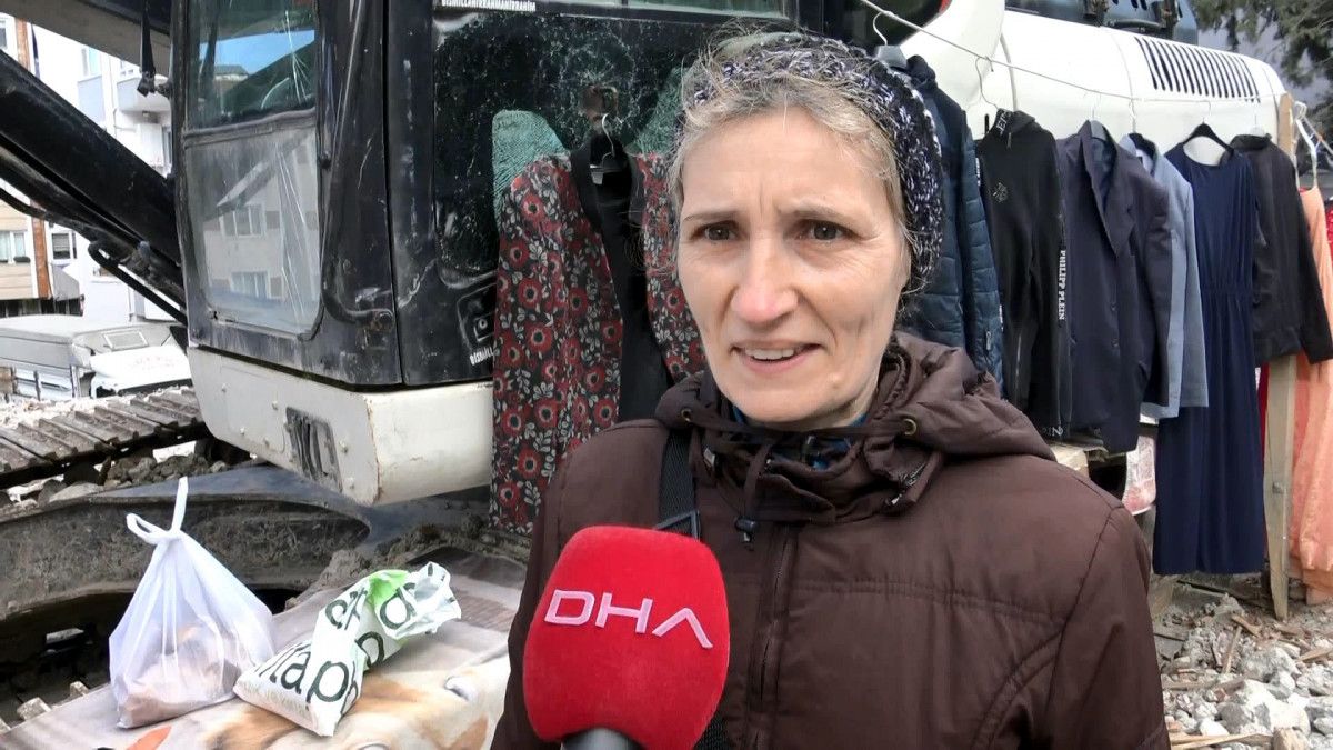 Avcılar da pazarcılar tarafından vitrin olarak kullanılan buldozer #1