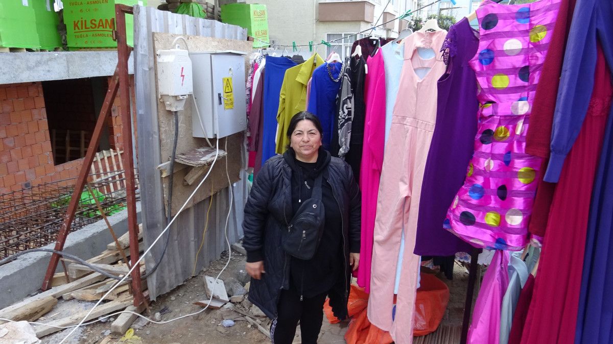 Avcılar da pazarcılar tarafından vitrin olarak kullanılan buldozer #9