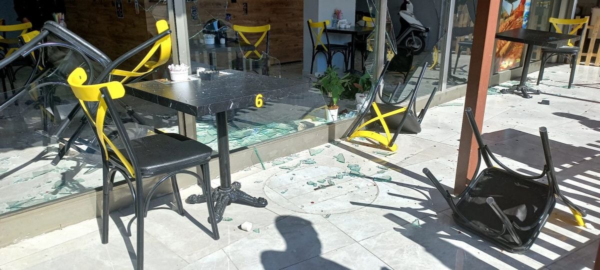 Antalya da tostun parasını ödemek istemedi, dükkana taşla saldırdı #4