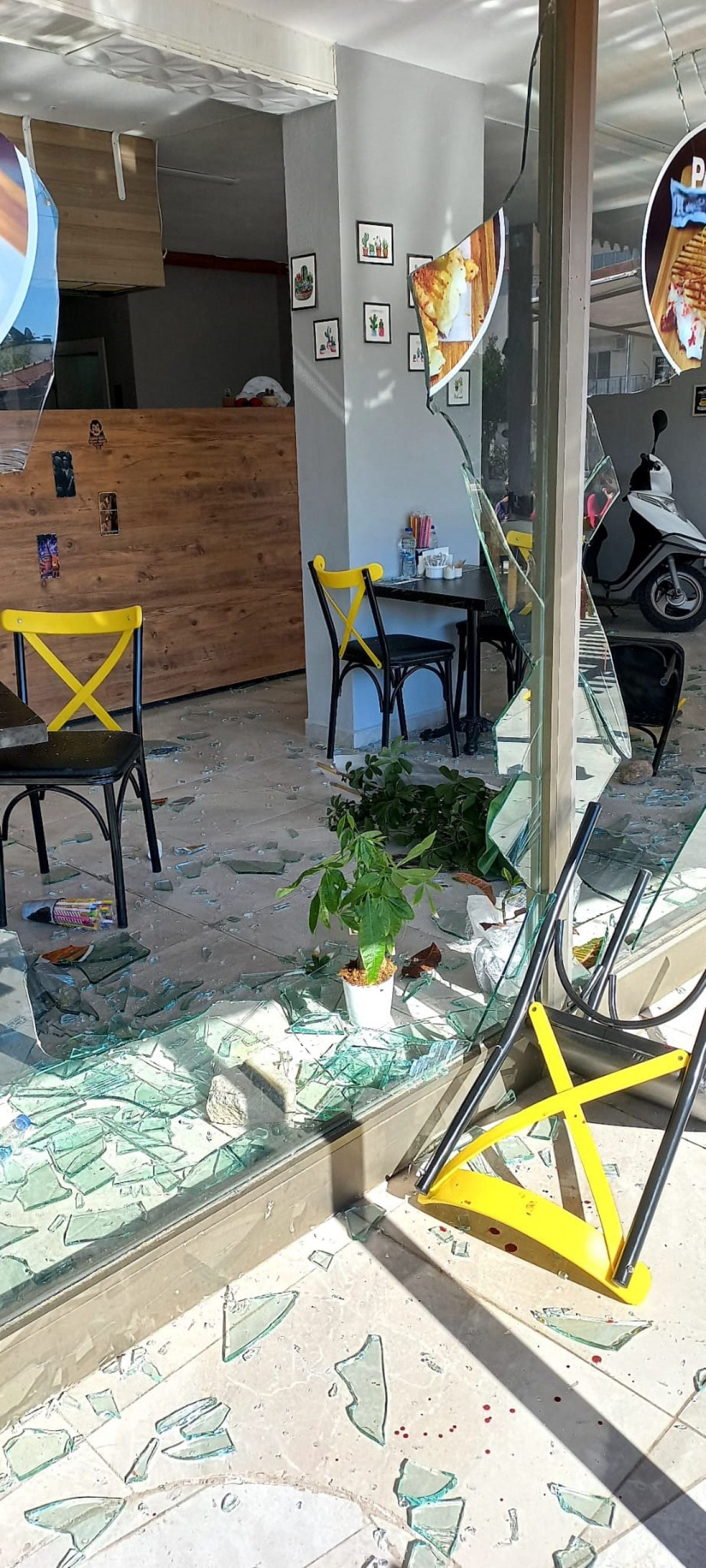 Antalya da tostun parasını ödemek istemedi, dükkana taşla saldırdı #6