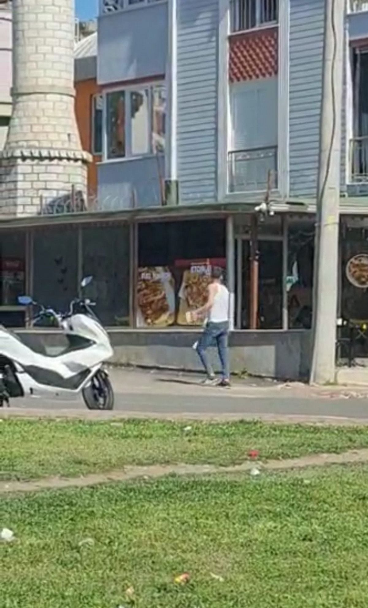 Antalya da tostun parasını ödemek istemedi, dükkana taşla saldırdı #2