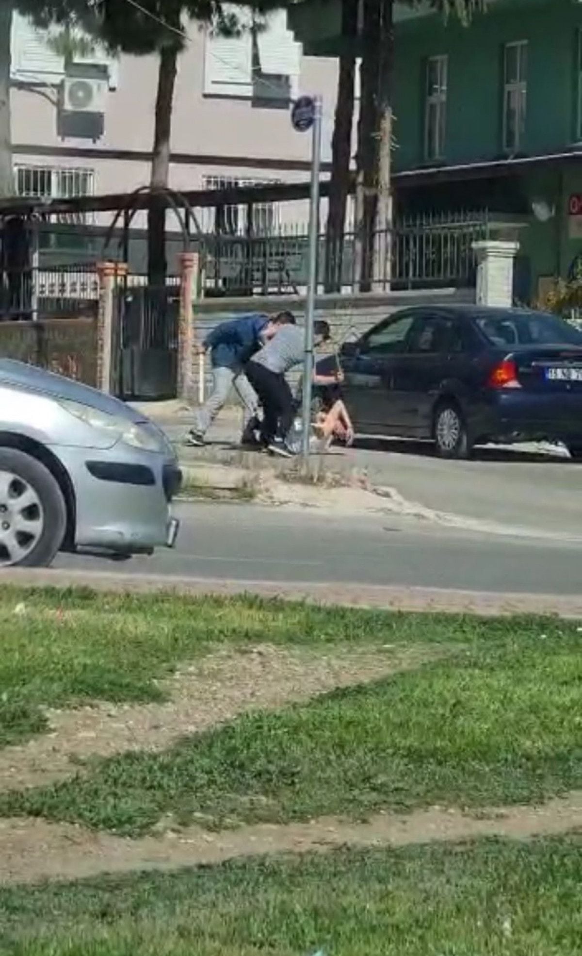 Antalya da tostun parasını ödemek istemedi, dükkana taşla saldırdı #3