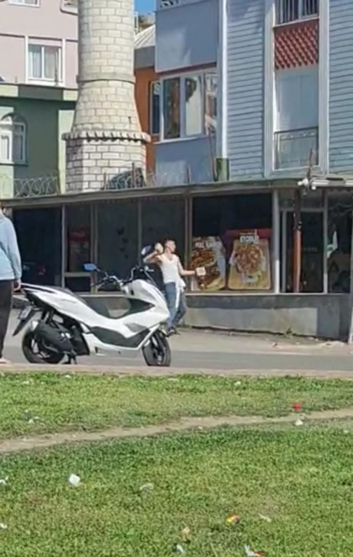 Antalya da tostun parasını ödemek istemedi, dükkana taşla saldırdı #1