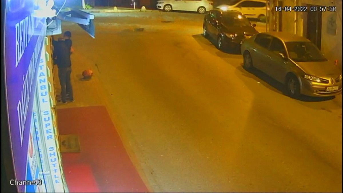 İstanbul da 4 kişi vitrinden çaldıkları şapkayla yoluna devam etti #1