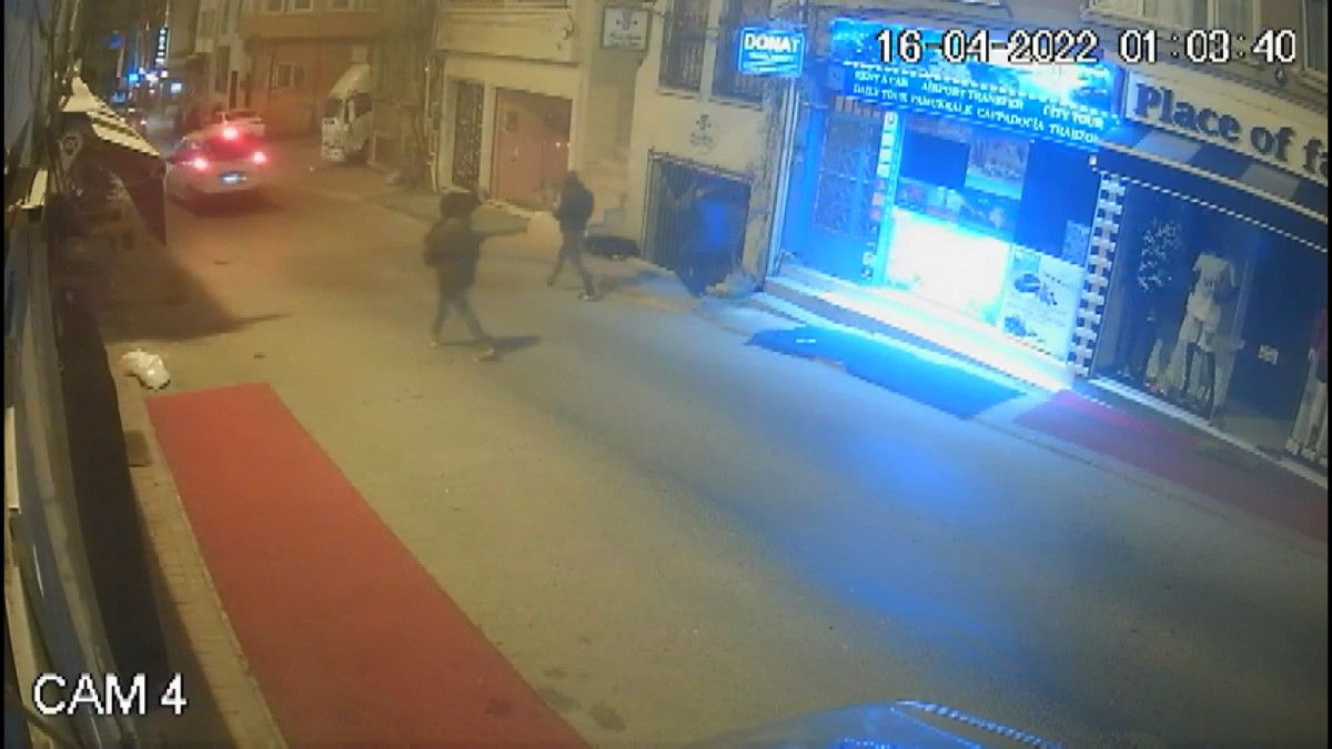 İstanbul da 4 kişi vitrinden çaldıkları şapkayla yoluna devam etti #3