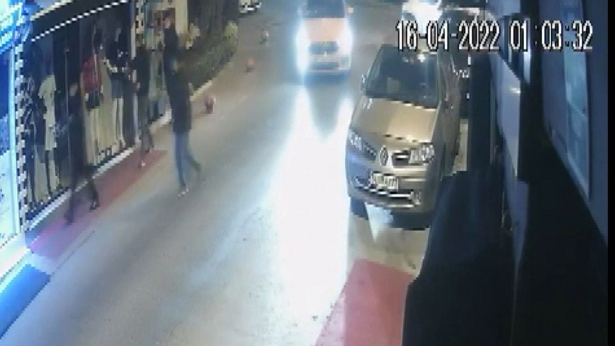 İstanbul da 4 kişi vitrinden çaldıkları şapkayla yoluna devam etti #2