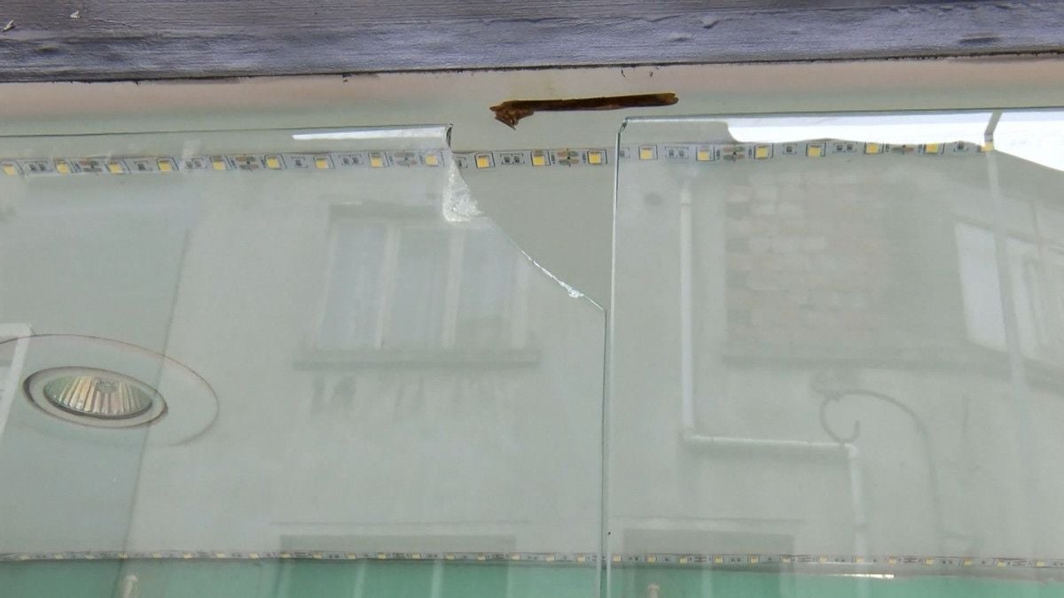 İstanbul da 4 kişi vitrinden çaldıkları şapkayla yoluna devam etti #4