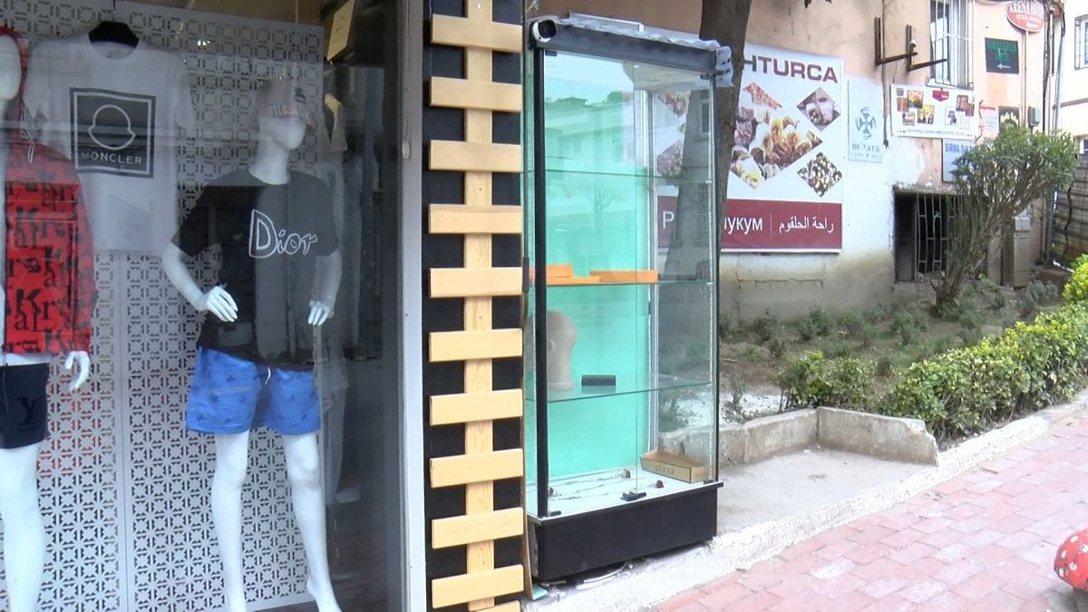 İstanbul da 4 kişi vitrinden çaldıkları şapkayla yoluna devam etti #5