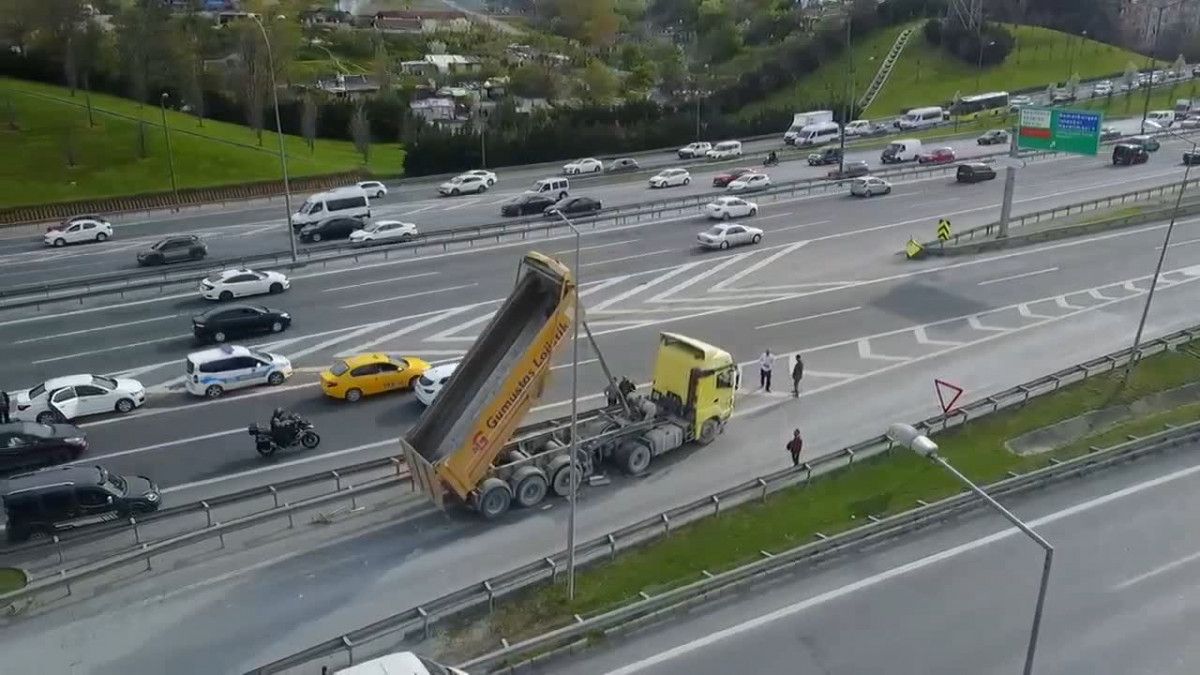 İstanbul da TEM otoyolunda hafriyat kamyonu yön tabelasına çarptı #7