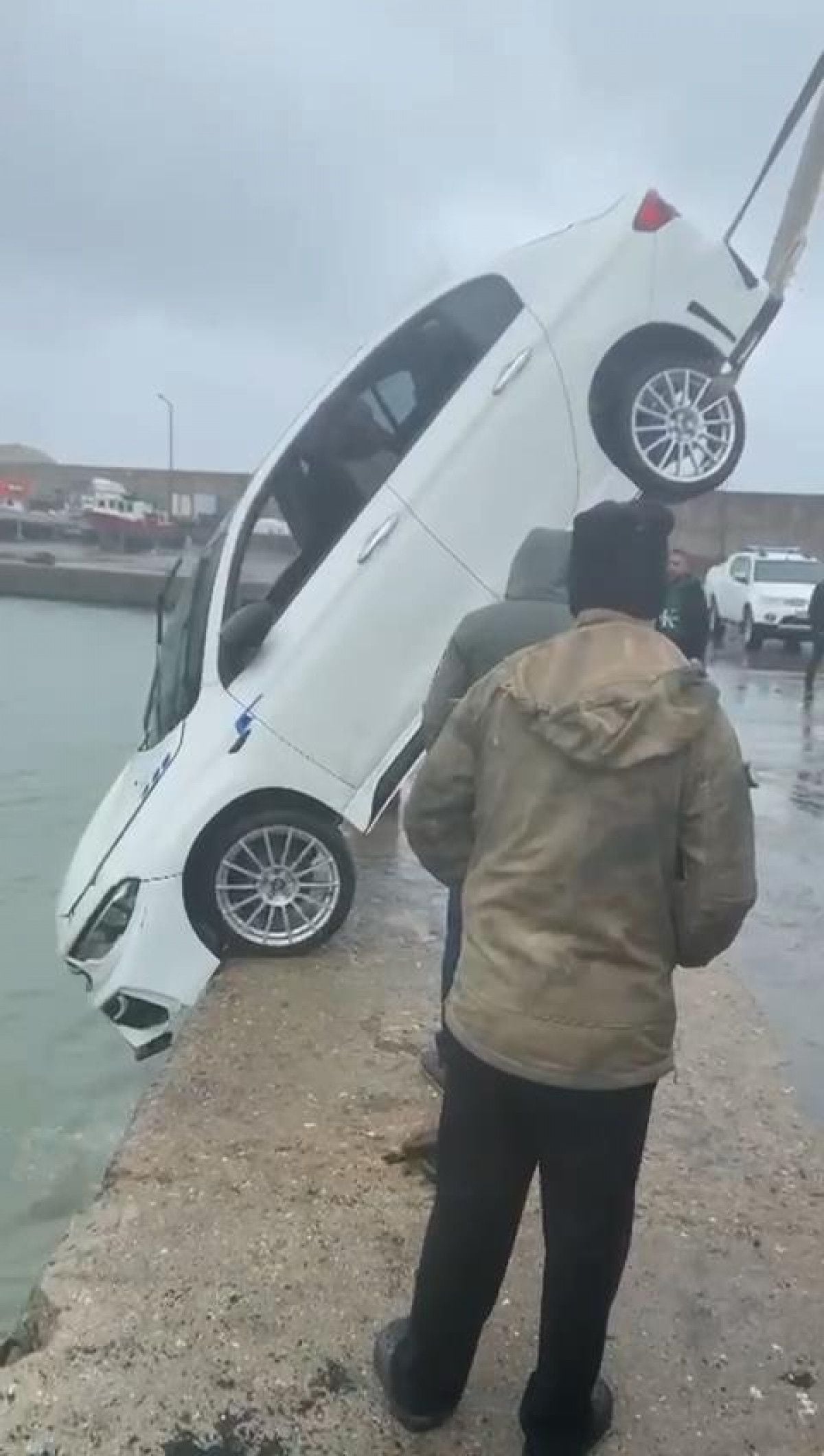 Arnavutköy de içinde 4 kişi bulunan bir araç denize düştü #2