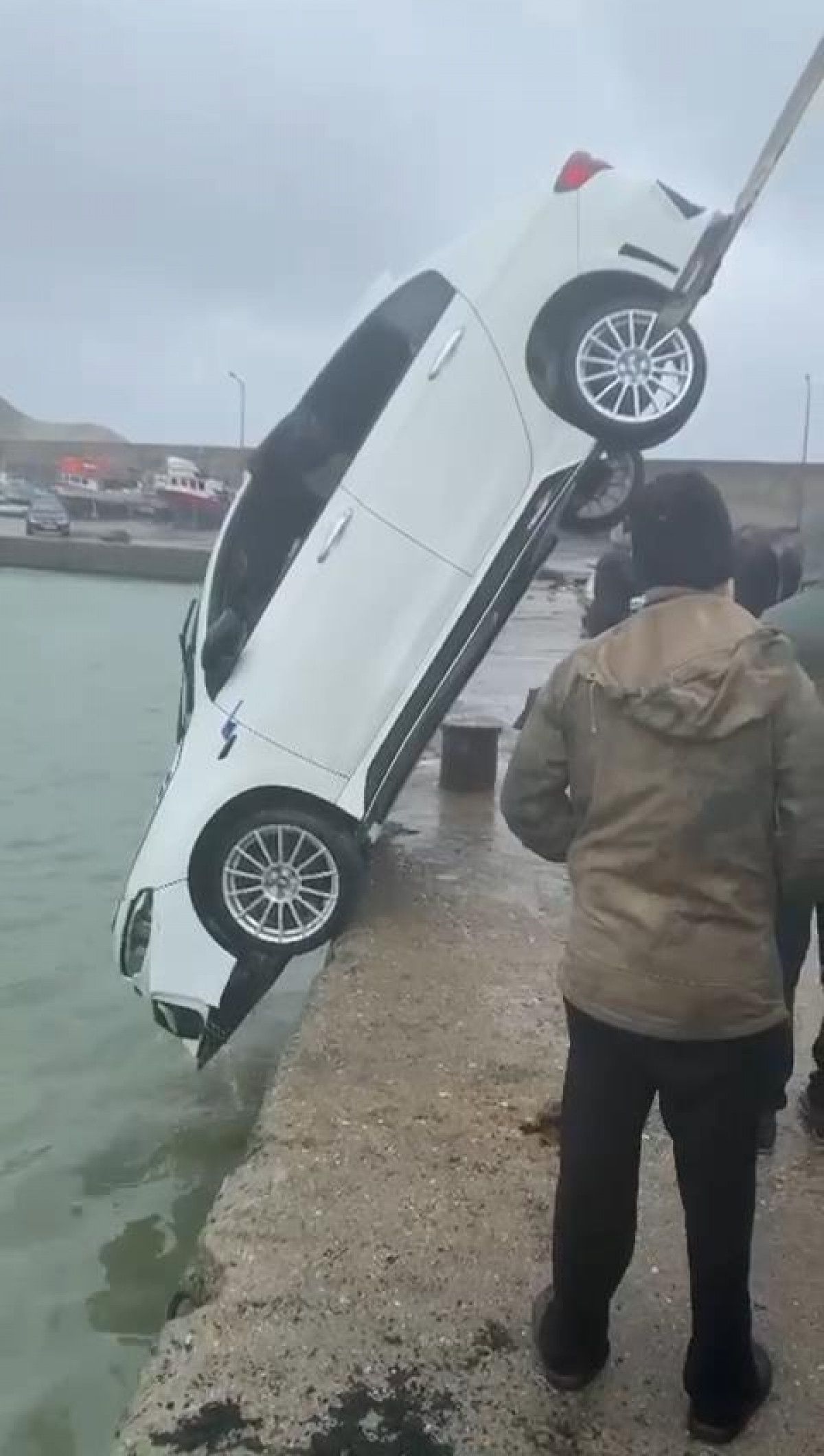 Arnavutköy de içinde 4 kişi bulunan bir araç denize düştü #1