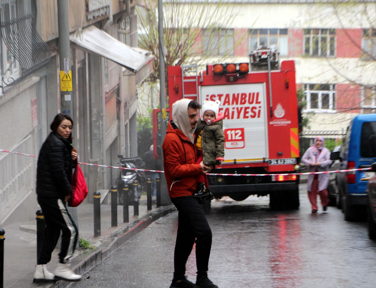 Beyoğlu nda yer altı kabloları patladı #1