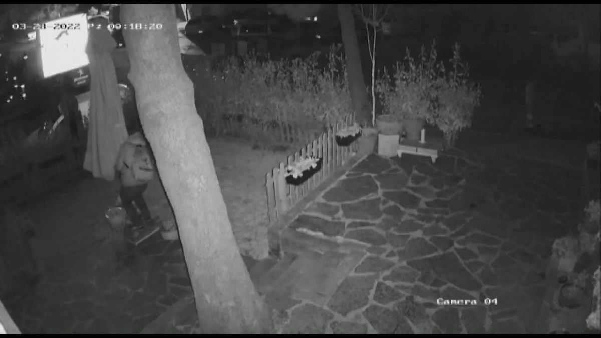 Sarıyer de iki gün arayla gittiği pidecinin şemsiyelerini çaldı #4