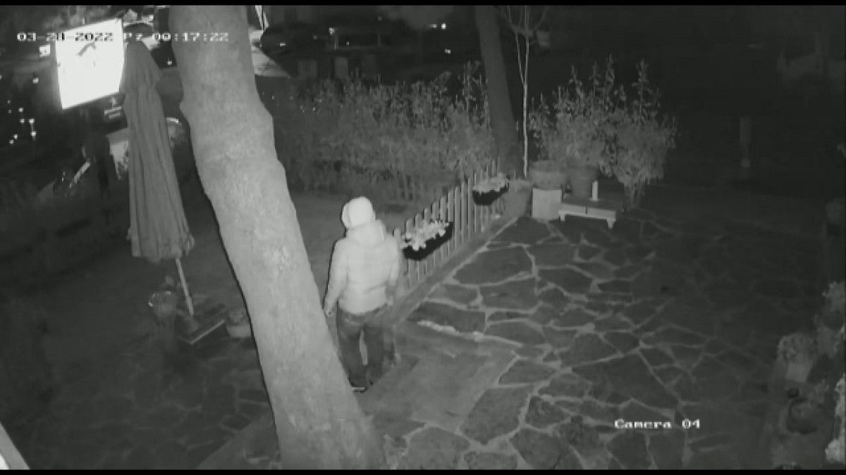 Sarıyer de iki gün arayla gittiği pidecinin şemsiyelerini çaldı #3