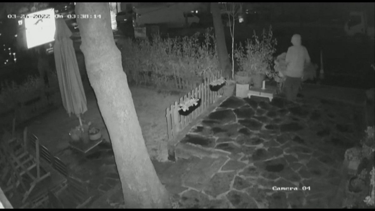 Sarıyer de iki gün arayla gittiği pidecinin şemsiyelerini çaldı #2