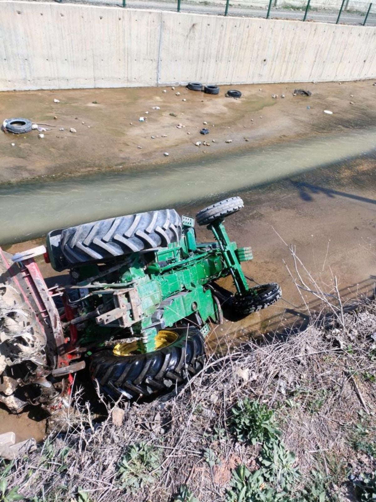 Konya da traktörle kanala düşen sürücü hayatını kaybetti #1