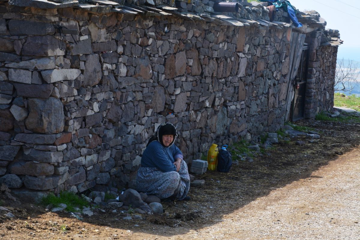 İzmir deki ıssız köyü film platosuna çevirdiler #8