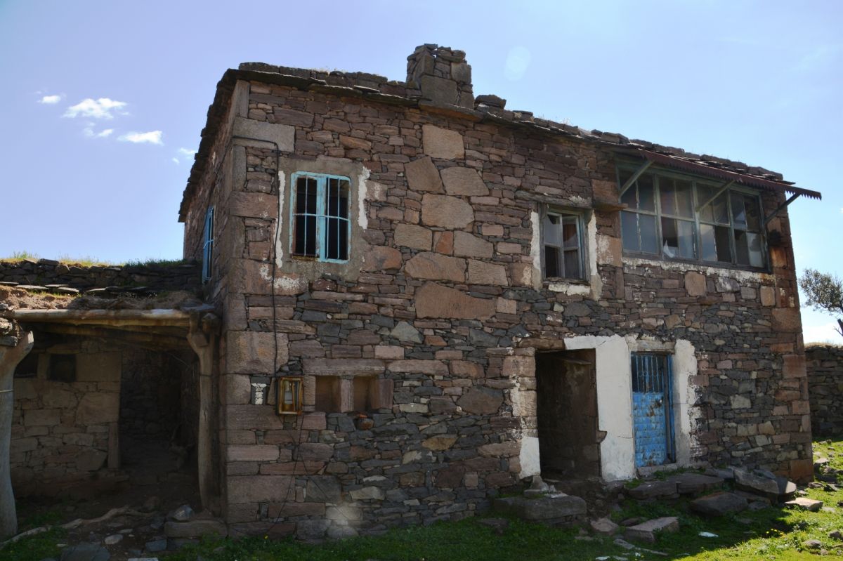 İzmir deki ıssız köyü film platosuna çevirdiler #6