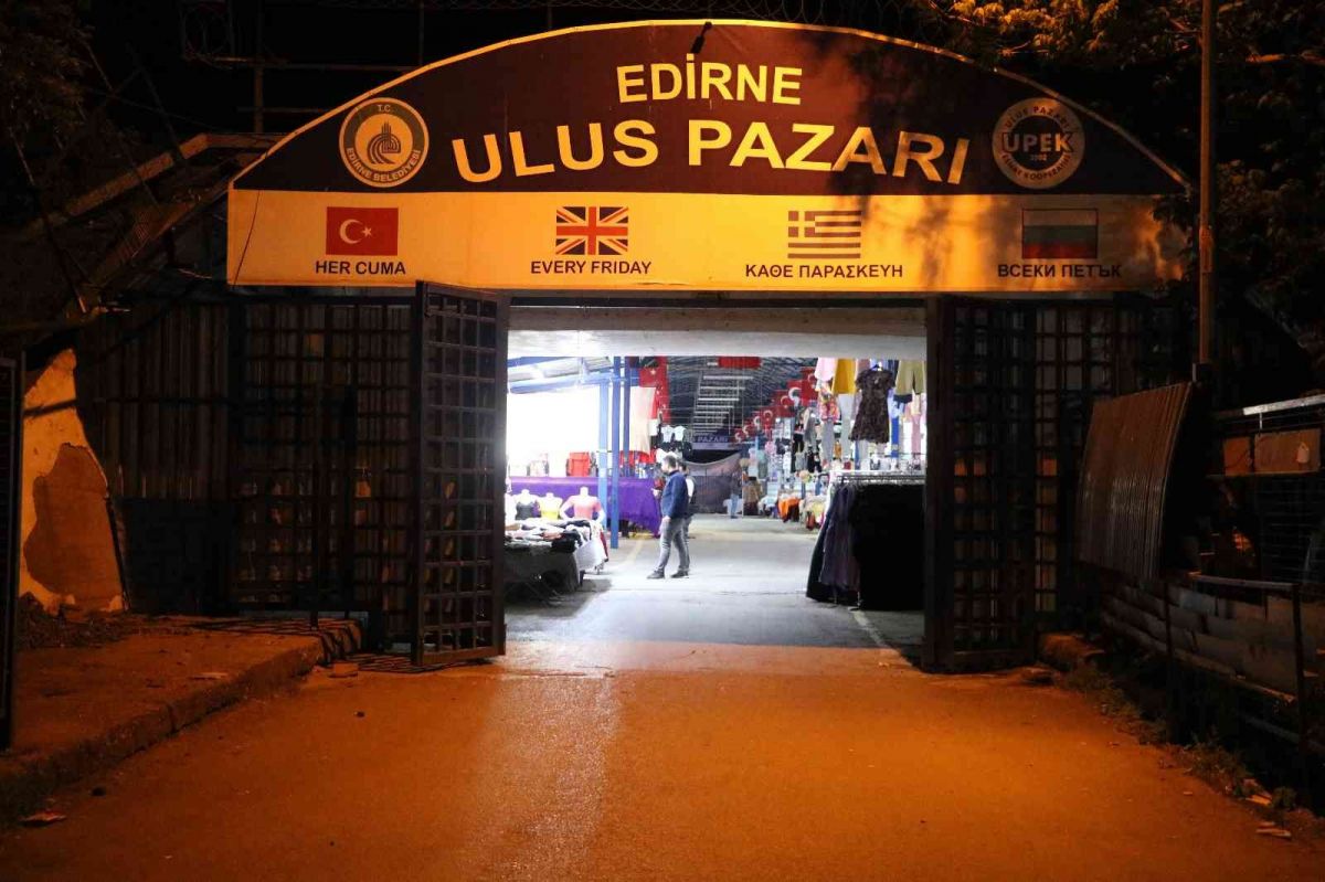 Edirne’de Ulus Pazar esnafı bayram alışverişi için tezgahlarını gece saatlerinde açtı #6
