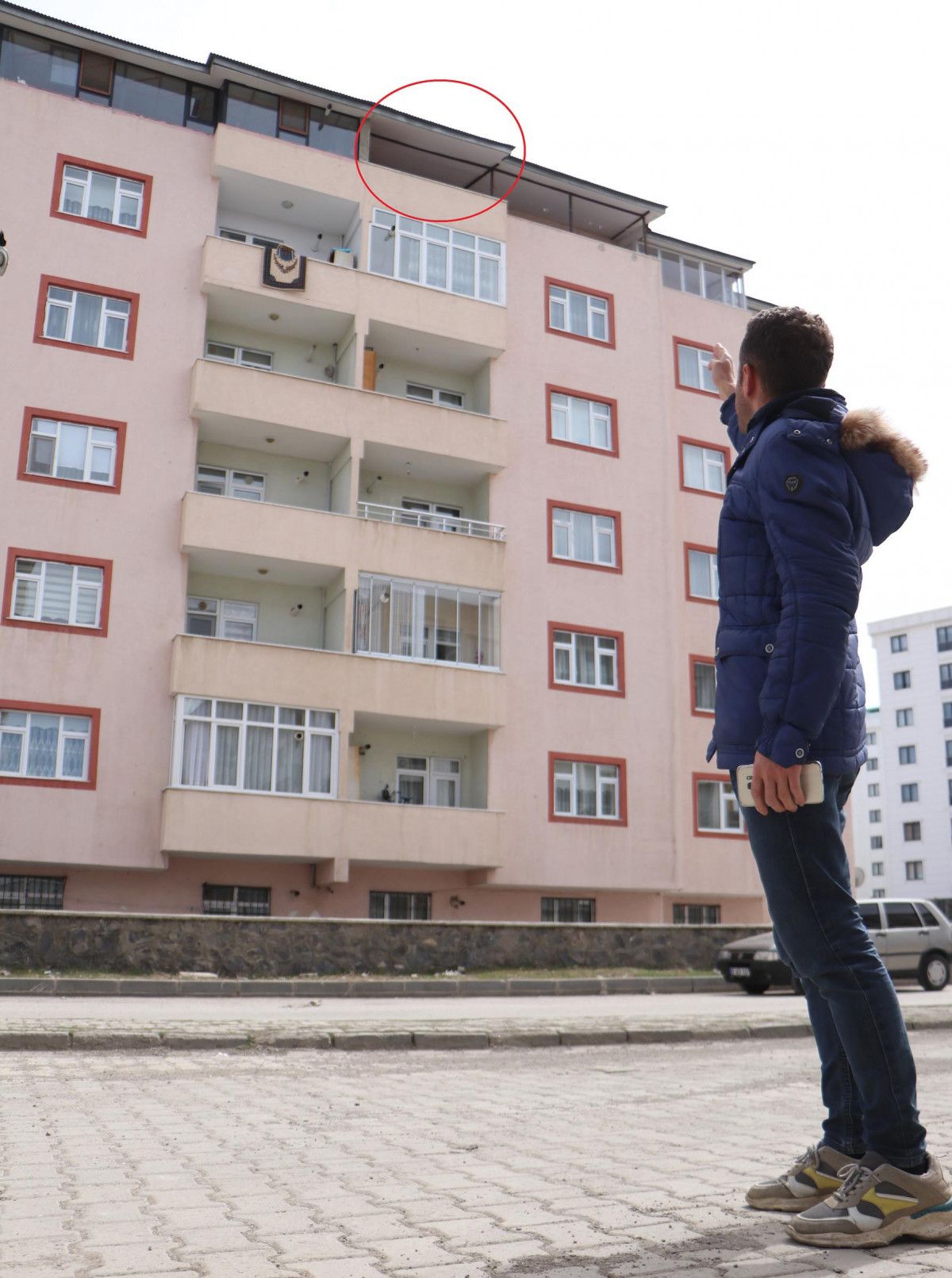 Erzurum daki kız çocuğu, çatıdan arkadaşlarını izlerken düştü #2