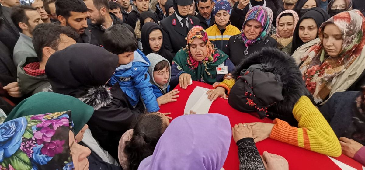 Boynuna yüzüğünü taktığı şehidini son yolculuğuna uğurladı #1