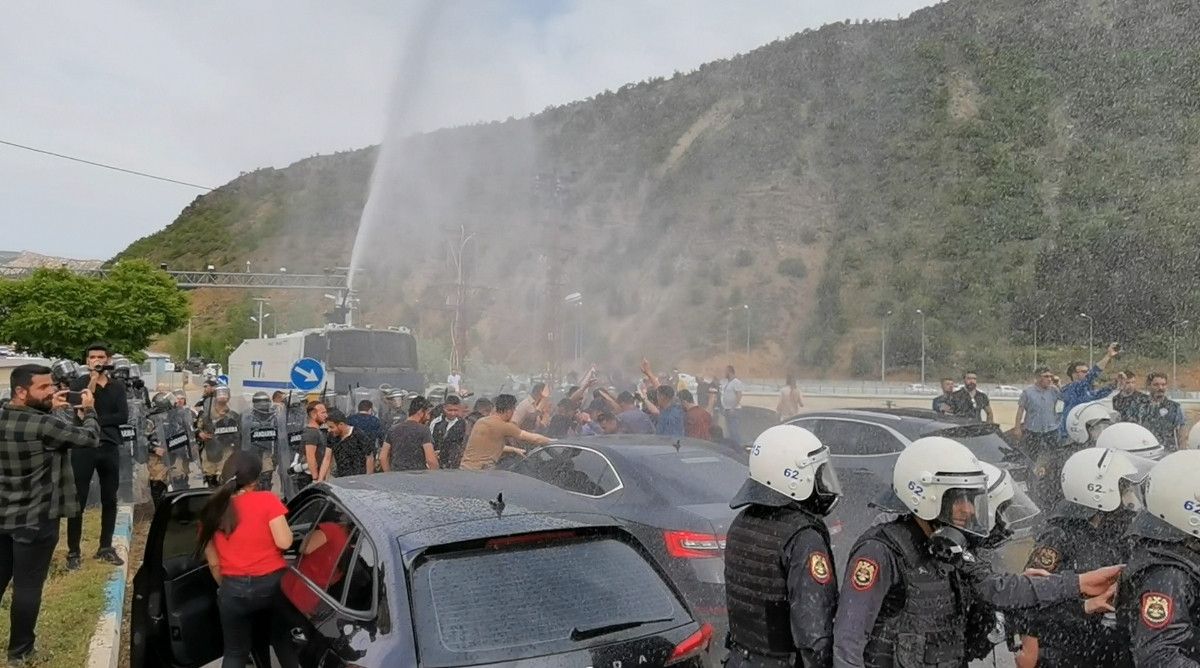 HDP li vekil Alican Önlü den polislere taşlı saldırı #6