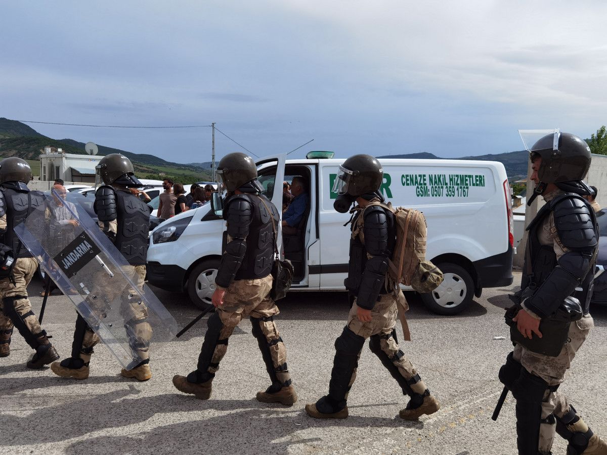 HDP li vekil Alican Önlü den polislere taşlı saldırı #8