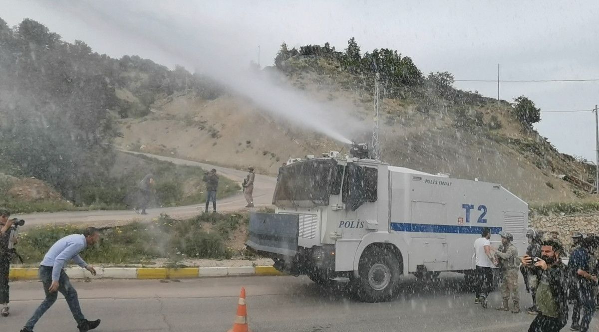 HDP li vekil Alican Önlü den polislere taşlı saldırı #5