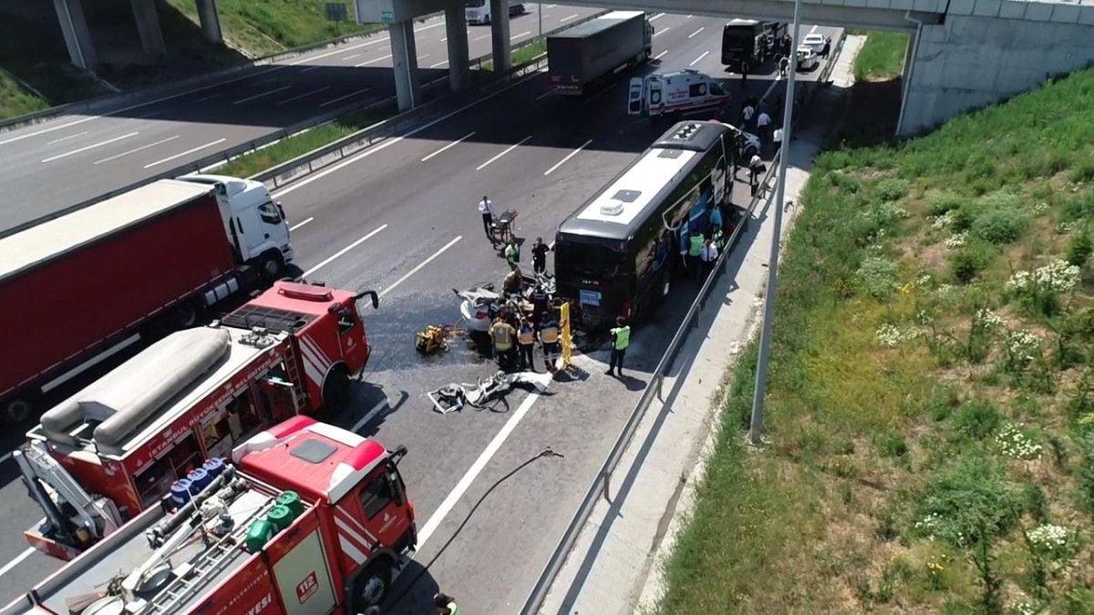 Tuzla da bir otomobil yolcu otobüsüne çarptı: 1 ölü 2 yaralı #2