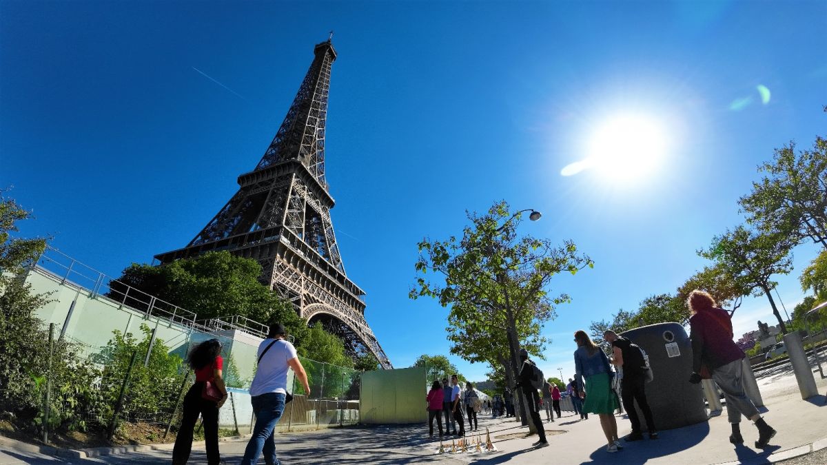 The Eiffel Tower is back to its old days #7